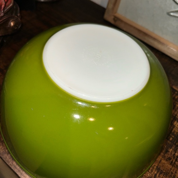 Vintage Pyrex large avocado green mixing bowl #404 4qt - Picture 4 of 5